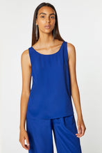 Load image into Gallery viewer, BASIC SLEEVELESS TOP IN CRÊPE DE CHINE