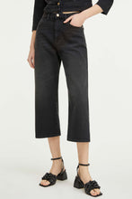 Load image into Gallery viewer, BLACK DENIM CROPPED JEANS