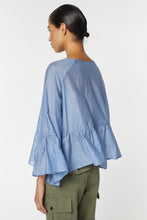 Load image into Gallery viewer, BLOUSE IN SILK/COTTON MUSLIN WITH A SCOOP NECK AND MAXI FRILLS