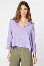 Load image into Gallery viewer, BOXY V-NECK COLLARED SHIRT IN CRÊPE DE CHINE WITH Ÿ SLEEVES