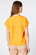Load image into Gallery viewer, BOXY SLEEVELESS SHIRT IN CRÊPE DE CHINE WITH MANDARIN COLLAR