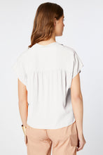 Load image into Gallery viewer, BOXY SLEEVELESS SHIRT IN CRÊPE DE CHINE WITH MANDARIN COLLAR