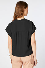 Load image into Gallery viewer, BOXY SLEEVELESS SHIRT IN CRÊPE DE CHINE WITH MANDARIN COLLAR