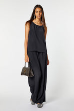 Load image into Gallery viewer, BASIC SLEEVELESS TOP IN CRÊPE DE CHINE