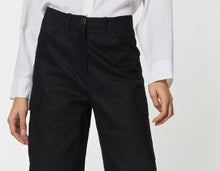 Load image into Gallery viewer, CARGO PANTS IN COTTON GABERDINE WITH BIG SIDE POCKETS