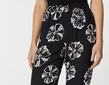 Load image into Gallery viewer, CARROT PANTS IN FLORAL-PRINTED VISCOSE WITH ELASTICATED WAISTBAND