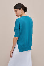Load image into Gallery viewer, COTTON V-NECK TOP WITH THREE QUARTER SLEEVES
