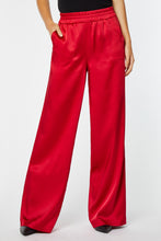 Load image into Gallery viewer, BELTED PANTS IN STRETCHY SATIN
