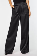 Load image into Gallery viewer, BELTED PANTS IN STRETCHY SATIN
