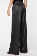 Load image into Gallery viewer, BELTED PANTS IN STRETCHY SATIN
