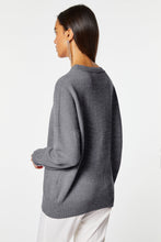 Load image into Gallery viewer, BOXY CREW-NECK JUMPER IN CHUNKY CASHMERE
