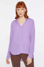 Load image into Gallery viewer, CRÊPE DE CHINE V-NECK LOOSE SHIRT
