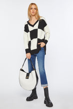 Load image into Gallery viewer, BOYFRIEND JEANS IN MEDIUM-WASH STRETCH DENIM WITH TURN-UPS 
