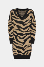 Load image into Gallery viewer, CHUNKY WOOL MAXI PULL WITH METALLIC ANIMAL PATTERN
