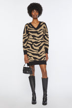 Load image into Gallery viewer, CHUNKY WOOL MAXI PULL WITH METALLIC ANIMAL PATTERN
