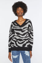 Load image into Gallery viewer, CHUNKY WOOL V-NECK SWEATER WITH METALLIC ANIMAL PATTERN
