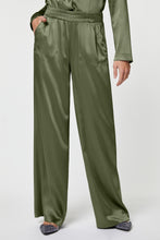 Load image into Gallery viewer, BELTED PANTS IN STRETCHY SATIN
