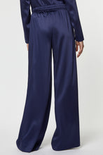 Load image into Gallery viewer, BELTED PANTS IN STRETCHY SATIN
