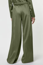 Load image into Gallery viewer, BELTED PANTS IN STRETCHY SATIN
