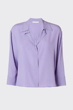 Load image into Gallery viewer, BOXY V-NECK COLLARED SHIRT IN CRÊPE DE CHINE WITH Ÿ SLEEVES
