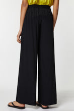 Load image into Gallery viewer, CRÊPE DE CHINE PANTS WITH MAXI DOUBLE POCKETS ON THE SIDES
