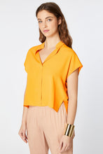 Load image into Gallery viewer, BOXY SLEEVELESS SHIRT IN CRÊPE DE CHINE WITH MANDARIN COLLAR
