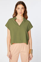 Load image into Gallery viewer, BOXY SLEEVELESS SHIRT IN CRÊPE DE CHINE WITH MANDARIN COLLAR
