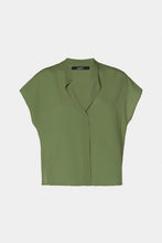 Load image into Gallery viewer, BOXY SLEEVELESS SHIRT IN CRÊPE DE CHINE WITH MANDARIN COLLAR
