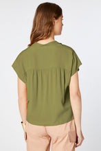 Load image into Gallery viewer, BOXY SLEEVELESS SHIRT IN CRÊPE DE CHINE WITH MANDARIN COLLAR

