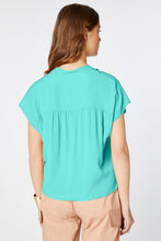 Load image into Gallery viewer, BOXY SLEEVELESS SHIRT IN CRÊPE DE CHINE WITH MANDARIN COLLAR
