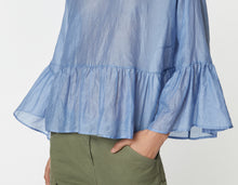 Load image into Gallery viewer, BLOUSE IN SILK/COTTON MUSLIN WITH A SCOOP NECK AND MAXI FRILLS
