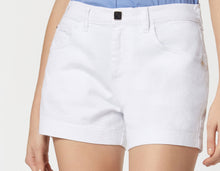 Load image into Gallery viewer, FIVE-POCKET SHORTS IN STRETCHY DRILL WITH GOLD DETAILS
